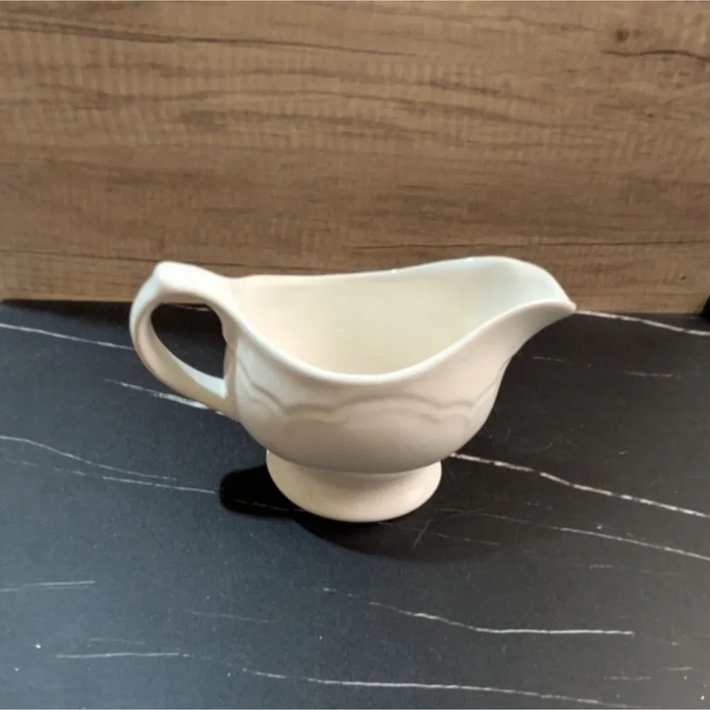 Pfaltzgraff Gazebo Stoneware White Gravy Boat Elegant With Subtle Scalloped‎